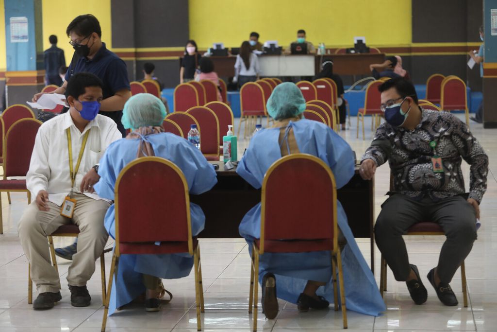 Tenaga kesehatan (nakes) menerima suntikan vaksinasi penguat di Gelanggang Remaja Pulogadung, Jakarta, Selasa (1/8/2022). 
