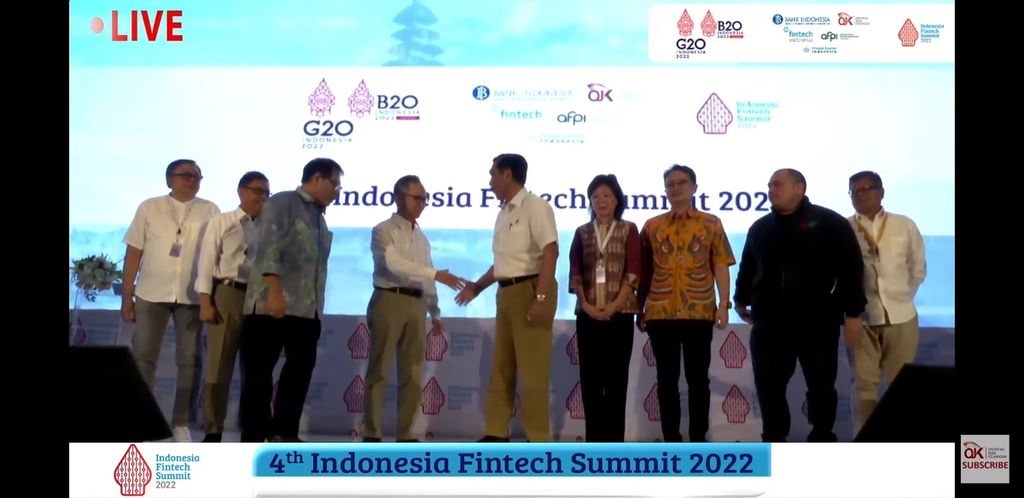 Suasana pembukaan acara acara 4th Indonesia Fintech Summit 2022, yang diadakan secara hibrida, di Bali, Kamis (10/11/2022).  Pejabat yang hadir dalam acara itu, antara lain Ketua Dewan Komisioner OJK Mahendra Siregar dan Menteri Koordinator Bidang Maritim dan Investasi Luhut Binsar Pandjaitan.