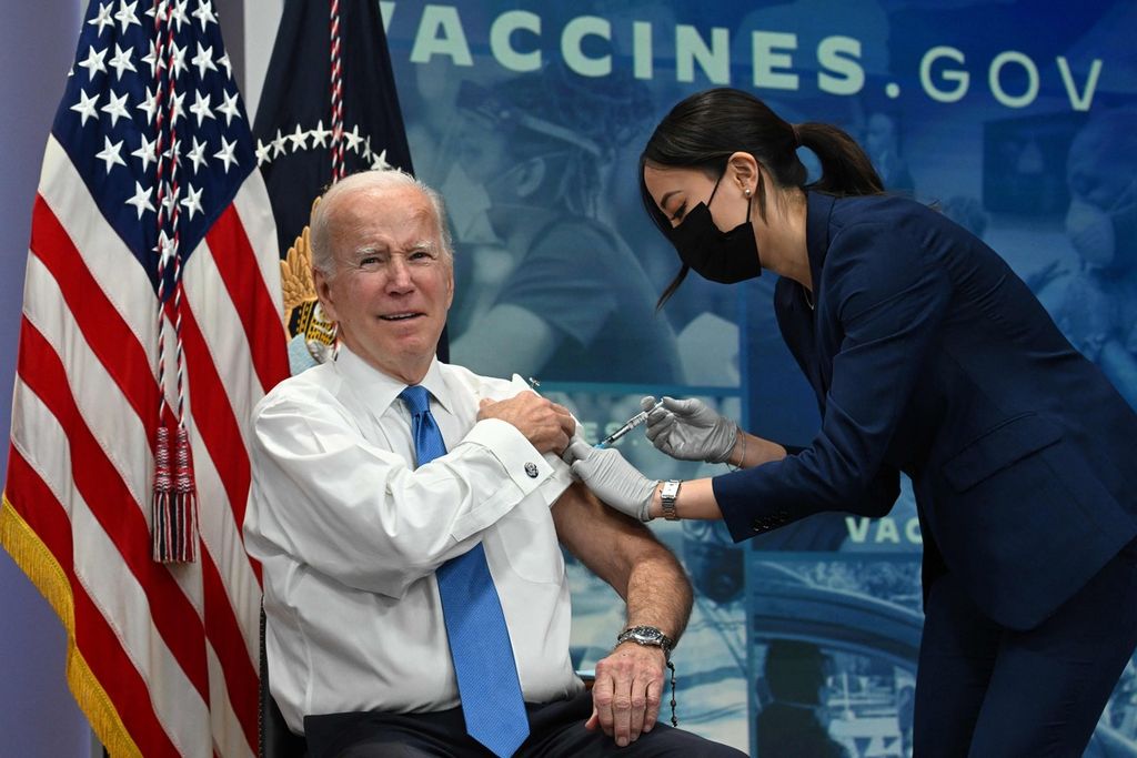 Presiden Amerika Serikat Joe Biden menerima vaksin Covid-19 dosis penguat di South Court Auditorium Kantor Eksekutif Eisenhower, Washington DC, Amerika Serikat (25/10/2022). Biden mengumumkan akan mengakhiri status tanggap darurat Covid-19 di AS. 