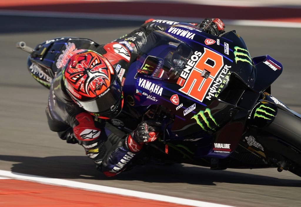 Pebalap tim Yamaha Fabio Quartararo memacu motor pada sesi kualifikasi MotoGP seri Amerika Serikat, Sabtu (9/4/2022) di Sirkuit Amerika, Austin, Texas. 