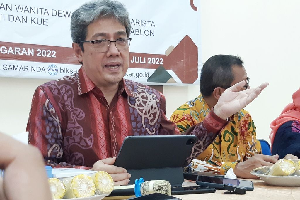 Wakil Kepala Otorita Ibu Kota Nusantara (IKN) Dhony Rahajoe saat memberi sambutan di Aula Kecamatan Sepaku, Penajam Paser Utara, Kalimantan Timur, Senin (4/7/2022).