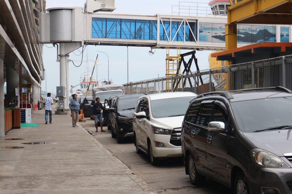 Para penumpang yang menggunakan mobil sedang mengantri keluar dari Pelabuhan Bakauheni usai turun dari kapal feri yang melintasi Selat Sunda, dari Merak ke Bakauheni, Jumat (12/23/2022)