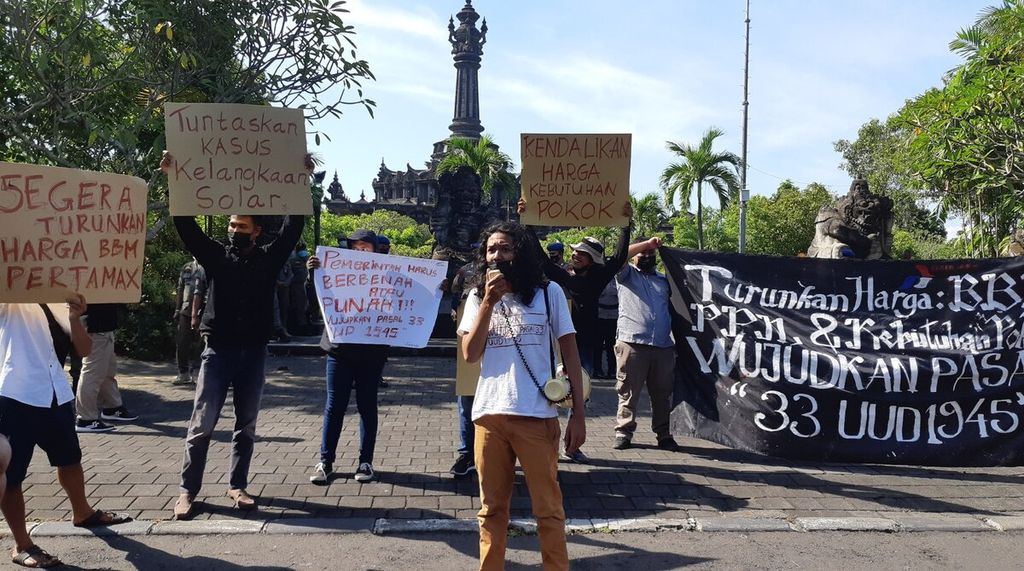 Peserta aksi unjuk rasa dari Liga Mahasiswa Nasional untuk Demokrasi (LMND) Bali, Senin (11/4/2022), menggelar demonstrasi di depan kompleks Monumen Perjuangan Rakyat Bali (Bajra Sandhi), Kota Denpasar, Bali.