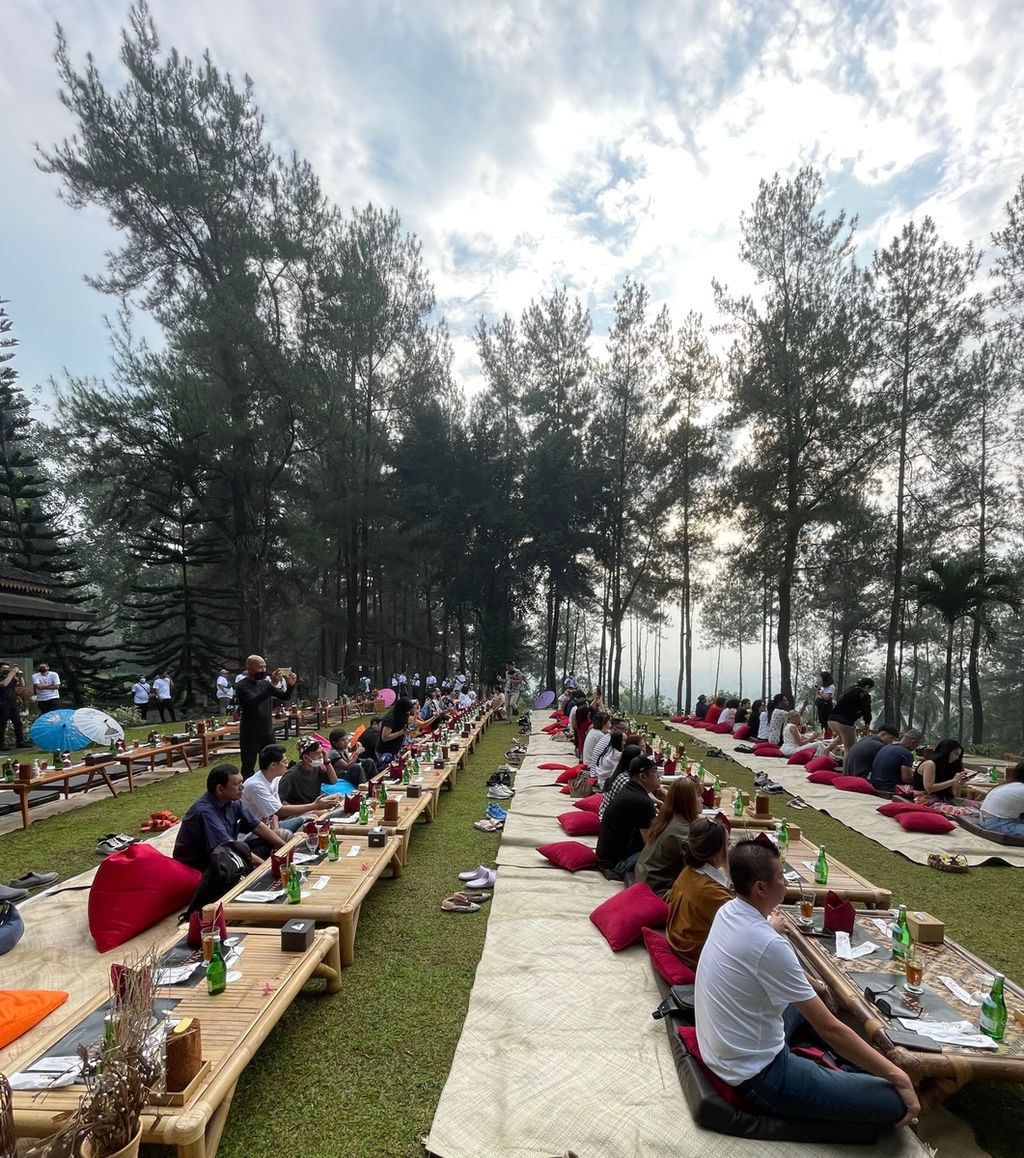 Para tamu bersiap menikmati sajian makan pagi di puncak Bukit Dagi di kompleks Taman Wisata Candi Borobudur di Magelang, Jawa Tengah, Sabtu (14/9/2022).