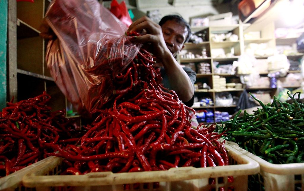 Patria (30), pedagang cabai merah, menata dagangannya di kios Pasar Warung Buncit, Jakarta, Selasa (22/10/2019). Kenaikan harga cabai merah berkontribusi terhadap inflasi Juli 2022 yang sebesar 0,64 persen secara bulanan dan 4,94 persen secara tahunan.