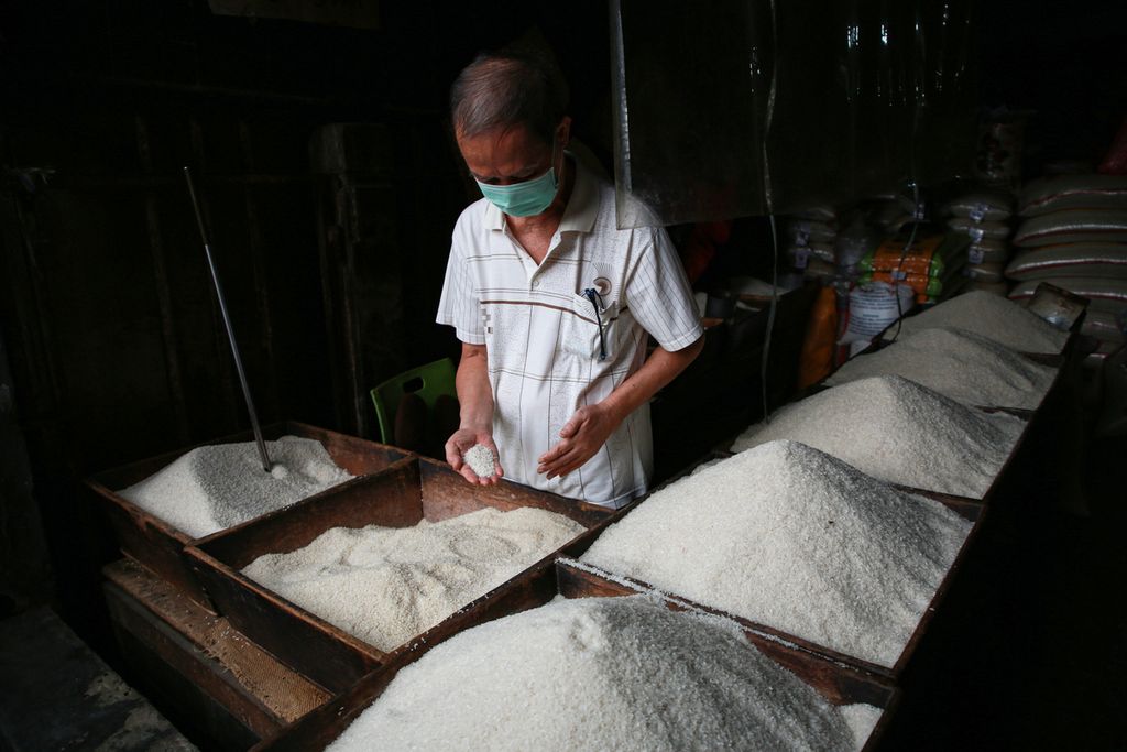 Pedagang memeriksa kualitas beras yang baru dipasok ke kiosnya di pasar Kebayoran Lama, Jakarta Selatan, Senin (2/1/2023). Komoditas beras yang menyumbang inflasi pada Desember 2022 harganya terus meningkat. 