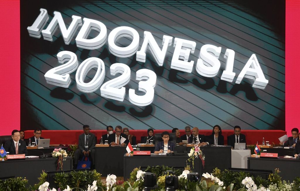 Menteri Luar Negeri Indonesia Retno Marsudi membuka Pertemuan Dewan Koordinasi ASEAN (ACC) dalam rangkaian Retreat Pertemuan Menteri Luar Negeri ASEAN atau ASEAN Foreign Ministers Meeting (AMM) Retreat di Sekretariat ASEAN, Jakarta, Jumat (3/2/2023). Myanmar tidak mengirimkan utusan dalam pertemuan itu. 
