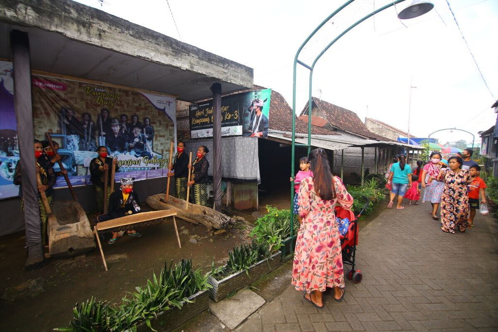 Pengunjung Pasar Kampoeng Osing menyaksikan pertunjukan kesenian musik gedogan di Desa Kemiren, Banyuwangi, Jawa Timur (17/4/2021). Desa Kemiren merupakan salah satu Desa Wisata Berkelanjutan yang dipilih oleh Kementerian Pariwisata dan Ekonomi Kreatif.