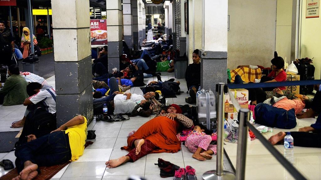 Sebagian calon penumpang kereta api tidur di teras Stasiun Pasar Senen, Jakarta, Senin (10/9/2019) dini hari. Mereka sengaja datang lebih awal dan beristirahat di stasiun agar tidak tertinggal kereta dengan jadwal keberangkatan pagi hari.