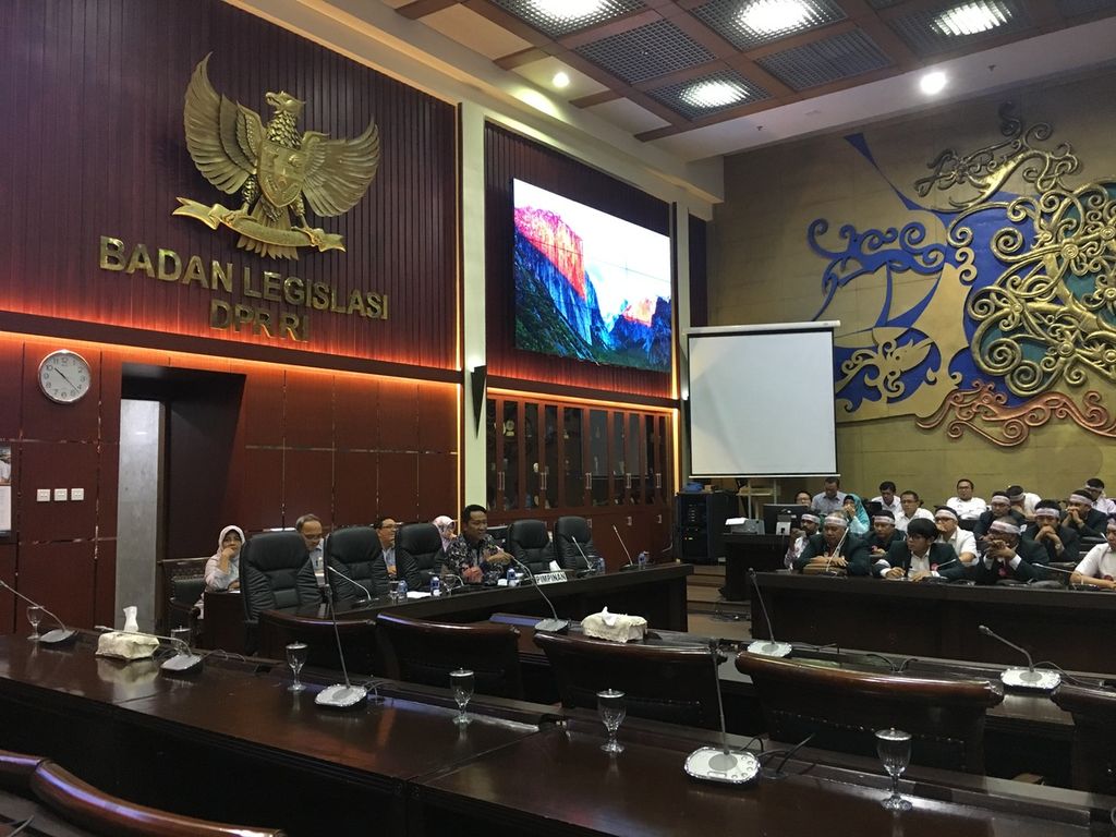 Suasana rapat Badan Legislasi DPR di Kompleks Parlemen, Jakarta, Senin (2/4/2018).