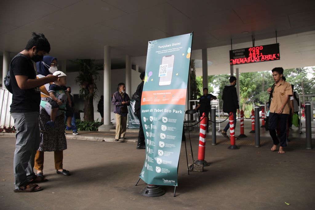 Pengunjung mengisi formulir pada aplikasi Jaki sebelum masuk ke Tebet Eco Park, Jakarta, Senin (15/8/2022). 