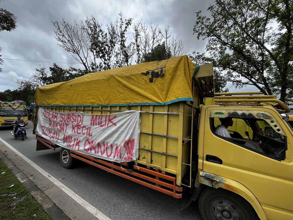 Ratusan sopir truk di Kendari, Sulawesi Tenggara, protes terhadap dugaan permainan solar subsidi di SPBU, Senin (1/8/2022). Mereka kesulitan untuk membeli solar karena adanya dugaan penimbunan hingga pungutan liar. Aparat dan pemerintah diminta untuk menindak tegas pelaku penimbunan di SPBU di wilayah ini.