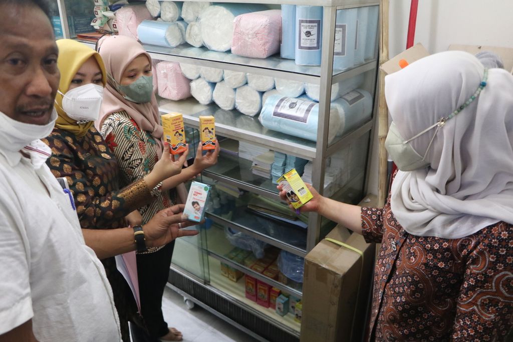 Petugas Dinas Kesehatan Pemerintah Kota Medan memeriksa obat sirop yang telah disimpan di gudang di sebuah apotek di Jalan Setia Budi, Medan, Sumatera Utara, Jumat (21/10/2022).