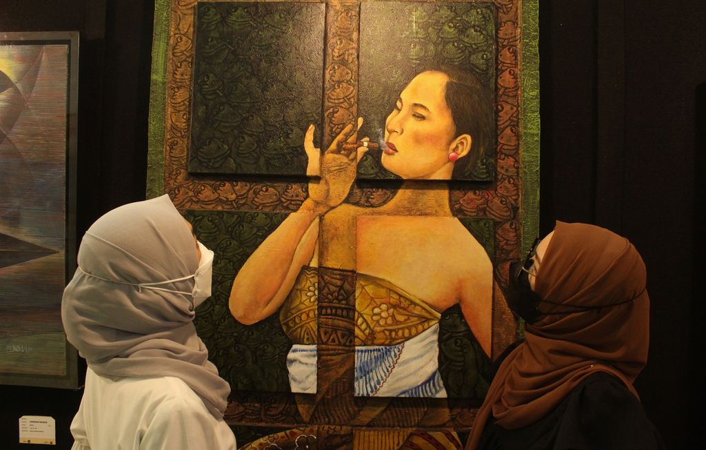 Pengunjung memperhatikan lukisan yang ditampilkan dalam Pameran Seni Rupa Remaja Jakarta Era 70/80-an di Lobi Teater Kecil, Taman Ismail Marzuki, Jakarta, Rabu (15/6/2022). Pameran yang diikuti puluhan perupa tersebut berlangsung pada 8-16 Juni 2022.