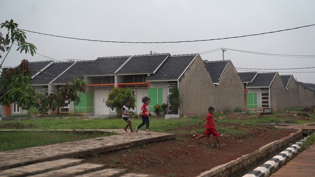 Anak-anak bermain di sekitar rumah subsidi dengan pembiayaan KPR syariah yang tengah dibangun di Desa Sarimukti, Cibitung, Kabupaten Bekasi, Jawa Barat, Kamis (5/11/2020).  