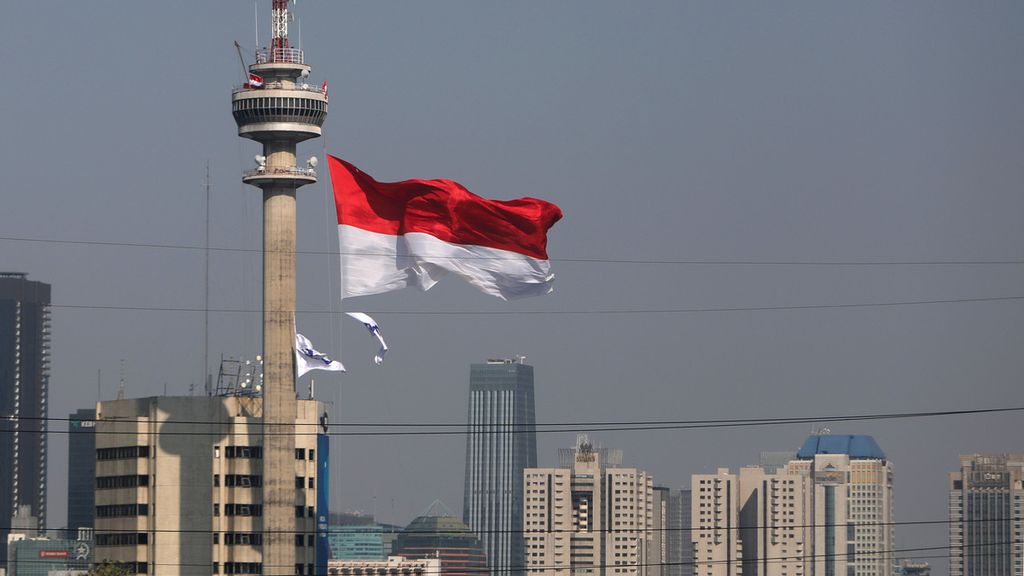 Bendera Merah Putih berukuran 1.000 meter persegi berkibar di Menara TVRI, Jakarta, Kamis (27/8/2020). 