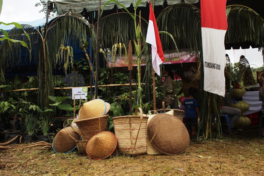 Berbagai peralatan berladang khas masyarakat adat Dayak Ngaju di Desa Tumbang Oroi, Kabupaten Gunung Mas, Kalteng, pada Sabtu (24/9/2022) ditunjukkan dalam peringatan Hari Tani Nasional 2022. Mereka khawatir perkakas mereka hanya jadi tontonan karena sudah lama tak bisa berladang.