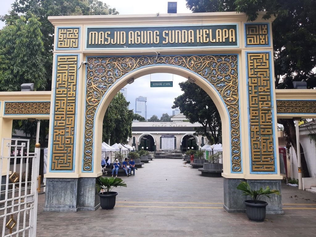 Suasana pintu gerbang Masjid Agung Sunda Kelapa di kawasan Menteng, Jakarta Pusat, Rabu (29/3/2023).