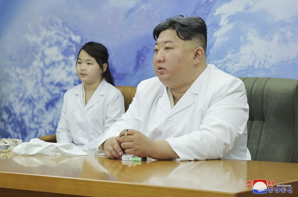 Pemimpin Korea Utara Kim Jong Un bersama anaknya mengunjungi kantor badang antariksa Korut, 16 Mei 2023. 