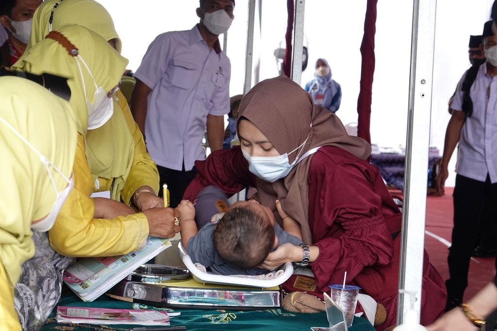 Para ibu menimbang berat badan anak balitanya di di Posyandu Kenanga, Kelurahan Loktabat Selatan, Kecamatan Banjarbaru Selatan, Kota Banjarbaru, Kalimantan Selatan, pada Kamis (11/8/2022).