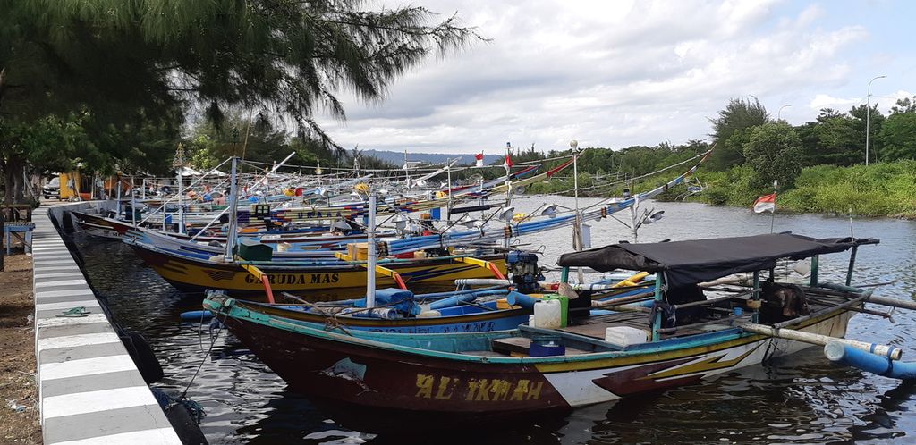 Perahu nelayan berderet rapi. Wisatawan menikmati wisata kuliner ikan bakar di Fish Market, Kampung Mandar, Banyuwangi, Jatim, Selasa (10/1/2023). Kampung nelayan ini menjadi salah satu destinasi wisata menarik di ujung timur Pulau Jawa karena menawarkan aneka masakan ikan laut dengan bahan ikan segar. 