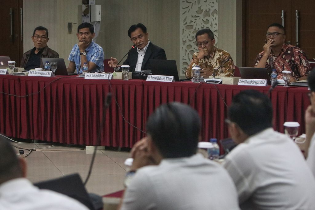 Sejumlah pakar hukum berbicara dalam diskusi terkait putusan Pengadilan Negeri Jakarta Pusat mengenai penundaan pemilu di Kantor KPU, Jakarta, Kamis (9/3/2023).