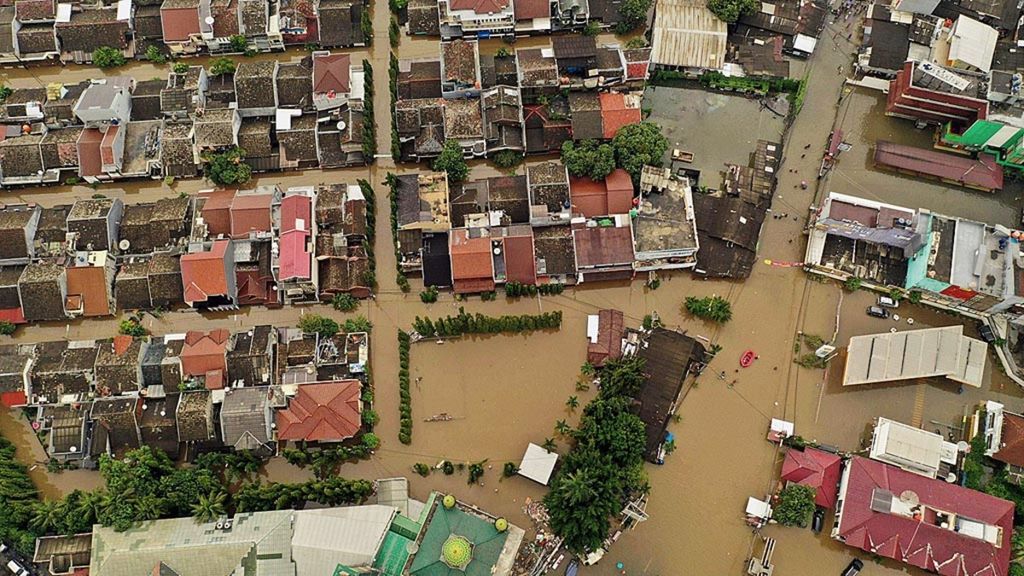 Foto udara hunian warga yang terendam banjir di kawasan Jatibening, Kota Bekasi, Jawa Barat, Selasa (25/2/2020) pukul 09.45 WIB.