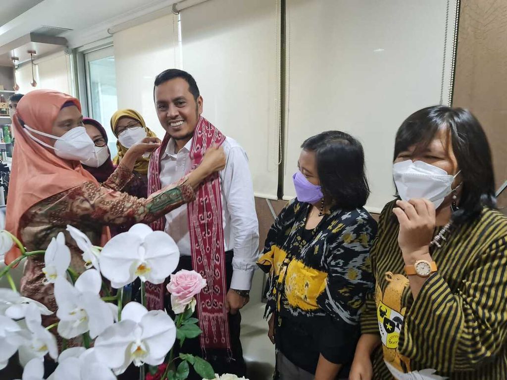 Ketua Panja RUU TPKS Willy Aditya menerima bunga dan selendang dari perwakilan aktivis perempuan usai pengesahan RUU TPKS menjadi UU TPKS.