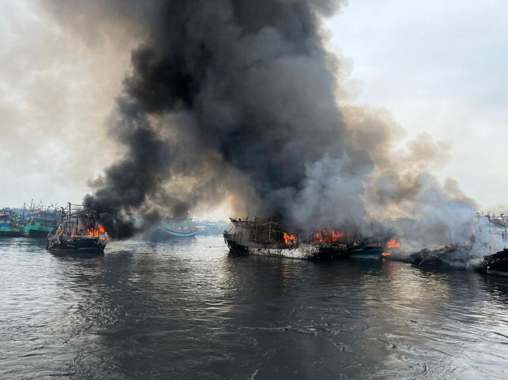 Suasana kebakaran kapal perikanan di dermaga Pelabuhan Indonesia (Pelindo) III Kota Tegal, Jawa Tengah, Sabtu (29/1/2022). Sedikitnya 17 kapal terbakar dalam kejadian itu.