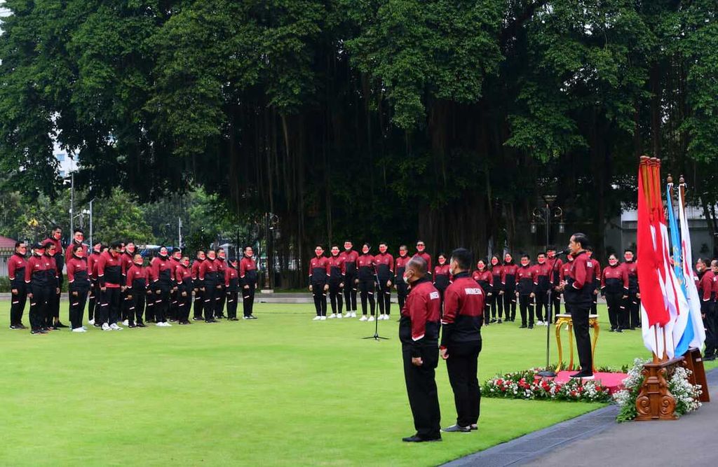 Presiden Joko Widodo melepas kontingen Indonesia yang akan berlaga di SEA Games XXXI/2021 Vietnam, di halaman Istana Merdeka, Jakarta, Senin (9/5/2022). Kontingen yang hadir dalam pelepasan pun tak semua, sebagian tim sudah berangkat mulai 3 Mei lalu secara bertahap sampai 16 Mei.