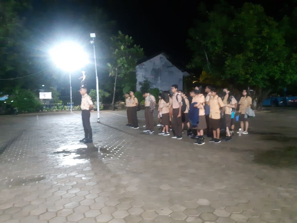 Suasana apel pagi di SMAN 1 Kota Kupang, Nusa Tenggara Timur pada Rabu (1/3/2023). Hanya 19 dari 496 siswa yang hadir tepat waktu. Pemerintah Provinsi NTT memberlakukan jam belajar mulai pukul 05.30.