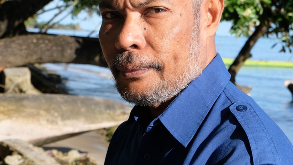 Lukas Rumetna (55), Bird’s Head Seascape Senior Manager Yayasan Konservasi Alam Nusantara (YKAN), di Kampung Salafen, Distrik Misool Utara, Kabupaten Raja Ampat, Papua Barat, Kamis (30/6/2022). 