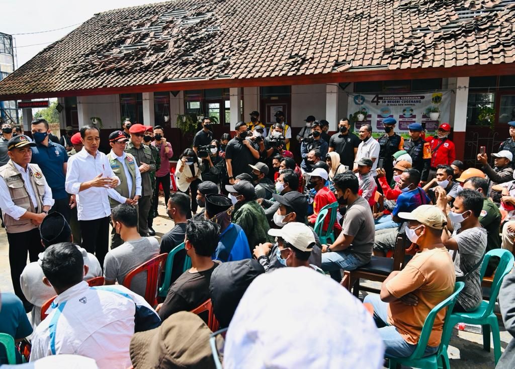 Presiden Joko Widodo meninjau penanganan dampak bencana di Kabupaten Cianjur, Kamis (24/11/2022), di halaman SDN Cugenang. Di sini, Presiden bertemu dan memberikan bantuan kepada pengungsi, serta juga melihat langsung lokasi longsor. 