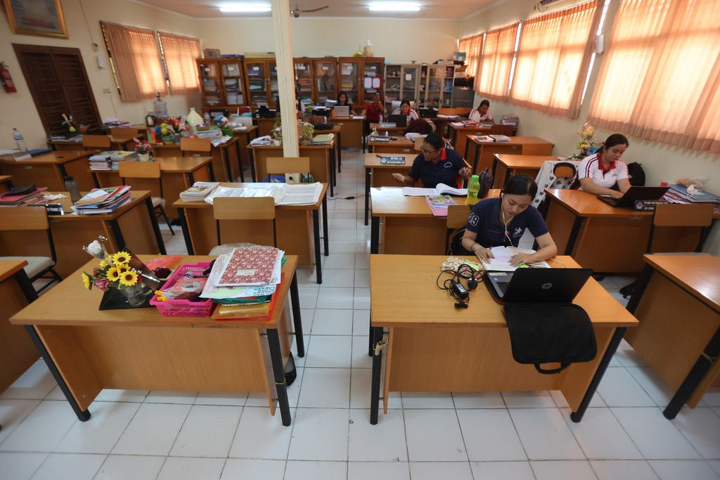 Sejumlah guru bekerja di ruang guru di SD No 1 Kuta, Badung, Bali, Jumat (11/9/2022). 