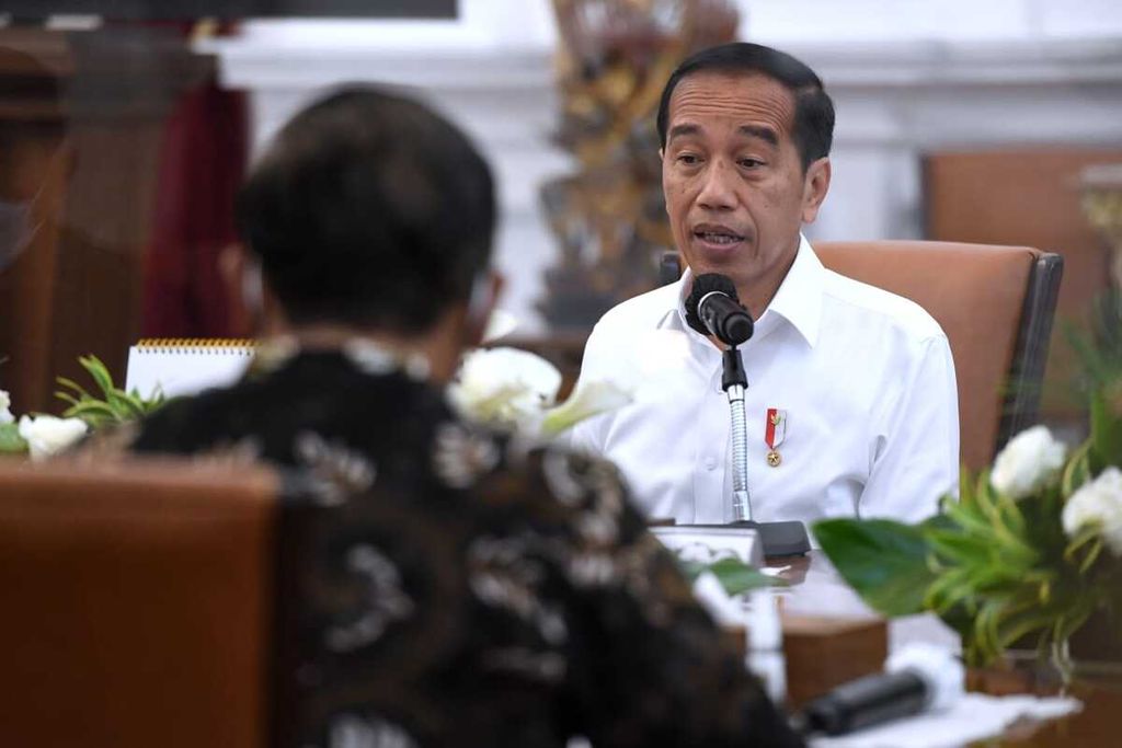 Presiden Joko Widodo memimpin rapat bersama jajarannya yang secara khusus membahas mengenai visa on arrival (VoA) dan Kartu Izin Tinggal Terbatas (Kitas). Rapat tersebut digelar di Istana Merdeka, Jakarta, pada Jumat, 9 September 2022.