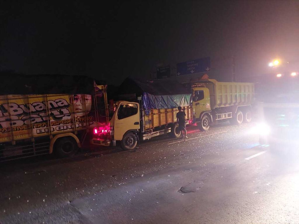Kecelakaan beruntun melibatkan 13 kendaraan terjadi pada Selasa (12/4/2022) tengah malam di Jalan Tol Tangerang-Merak Km 36A, Balaraja, Kabupaten Tangerang, Banten. Enam orang mengalami luka lecet hingga patah tulang. 
