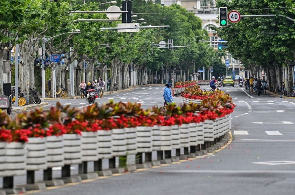 Pemandangan umum di sebuah jalan selama penguncian Covid-19 di distrik Jing'an, Shanghai, Minggu, 29 Mei 2022. 