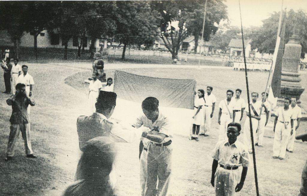 Upacara penyerahan bendera PON dan bendera Merah Putih oleh Presiden Soekarno di Istana Yogyakarta tanggal 8 September 1948. Kedua bendera tersebut kemudian dibawa berjalan kaki oleh rombongan secara beranting menuju tempat pelaksanaan PON di Solo.