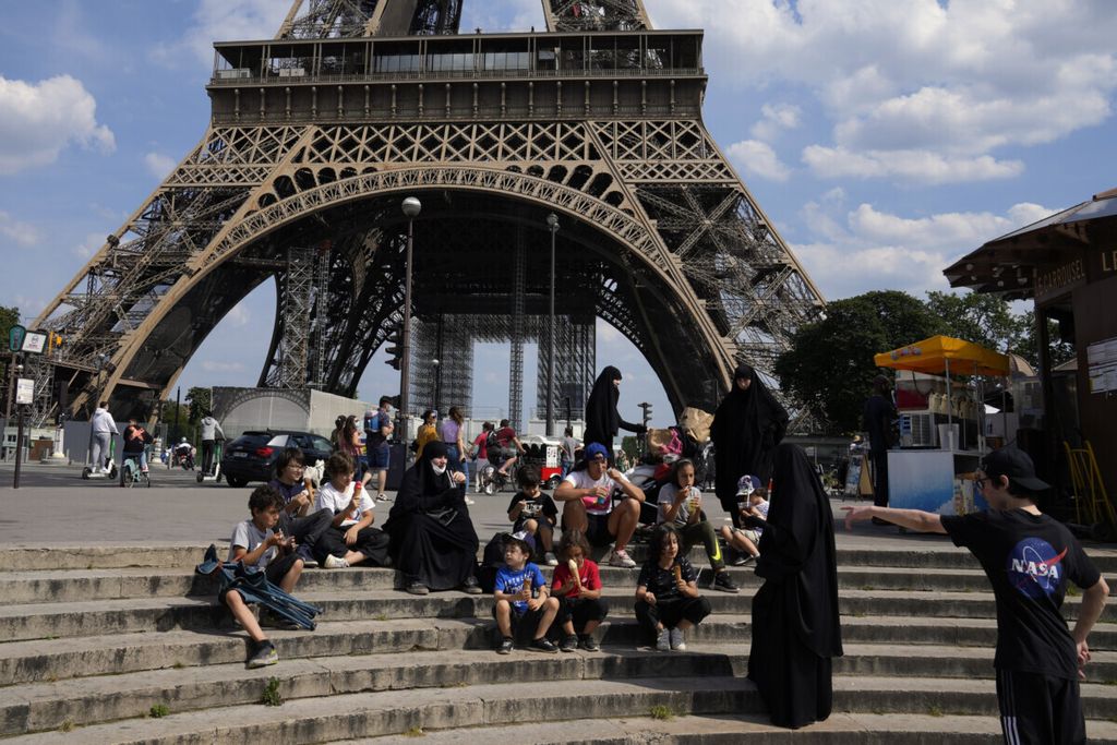 Pengunjung berkumpul di Menara Eiffel, di Paris, Rabu (9/6/2021). (AP Photo/Francois Mori)