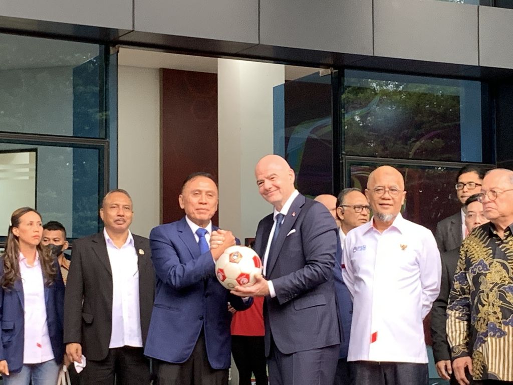 Presiden Federasi Asosiasi Sepak Bola Internasional (FIFA) Gianni Infantino dan Ketua Umum Persatuan Sepak Bola Seluruh Indonesia (PSSI) Mochammad Iriawan sedang berpose seusai pertemuan di kantor PSSI, Arena Gelora Bung Karno, Jakarta, Selasa (18/10/2022).