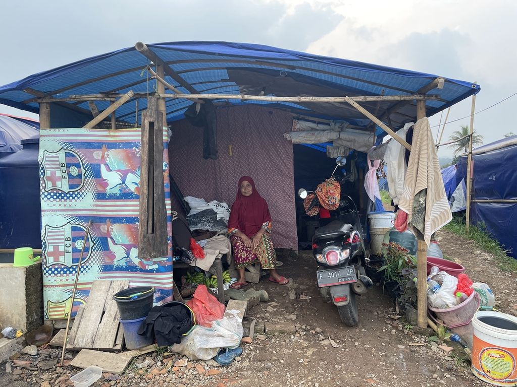 Imas Masitoh (63), penyintas gempa Cianjur, duduk di depan tenda pengungsian di Kampung Kawunggading, Desa Cibulakan, Kecamatan Cugenang, Kabupaten Cianjur, Kamis (23/3/2023)