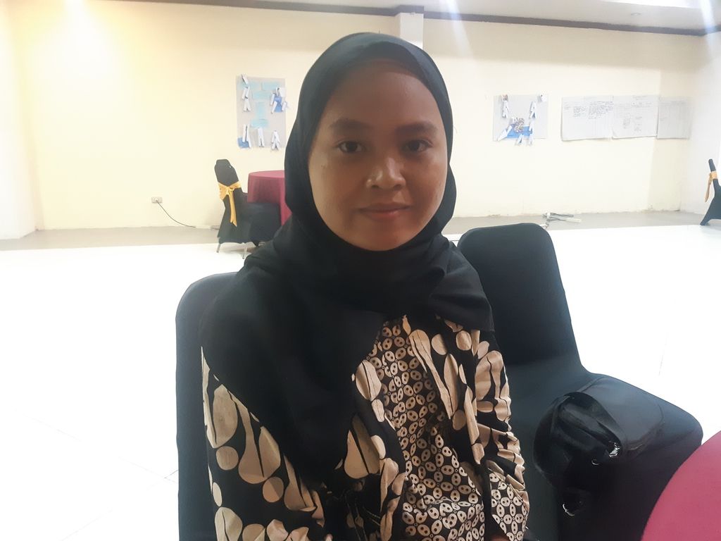 Ulya, perempuan penyandang disabilitas, saat diwawancarai, Jumat (11/3/2022), di Cirebon.
