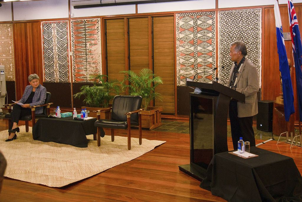 Menteri Luar Negeri Australia Penny Wong (kiri) disambut Sekretaris Jenderal Forum Kepulauan Pasifik (PIF) Henry Puna dalam kunjungan ke Sekretariat PIF di Suva, Fiji, Kamis (26/5/2022). 