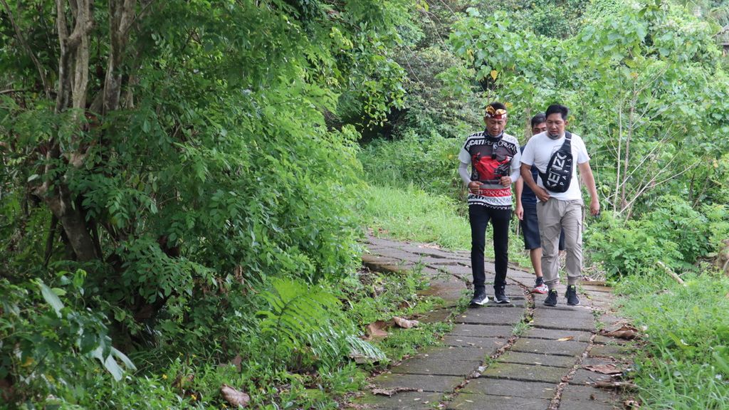 Warga berjalan kaki di daerah Campuhan Ridge Walk di Ubud, Gianyar, Bali, Selasa (22/3/2022).