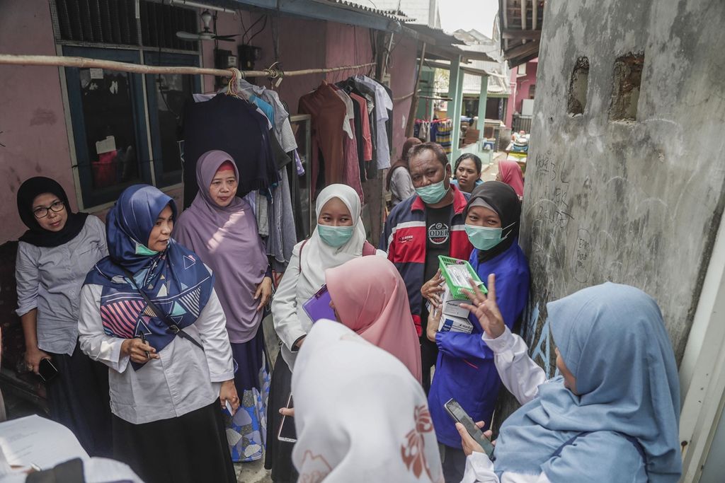 Para petugas dari Dinas Kesehatan Kota Depok dan Puskesmas Cinere melakukan pengecekan lapangan terkait laporan penyakit hepatitis A yang menyerang warga di RT 1 dan RT 2/RW 1, Cinere, Depok, Jawa Barat (28/8/2019). Sebanyak 12 warga setempat diduga terjangkit penyakit hepatitis A dalam sepekan.