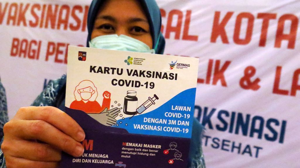 Seorang pegawai negeri sipil menunjukkan kartu vaksin seusai mengikuti pemberian vaksin massal bagi aparatur sipil negara pelayan publik Kota Bogor di Gedung Puri Begawan, Kota Bogor, Jawa Barat, Senin (1/3/2021). Vaksin Covid 19 diberikan kepada bagi ASN pelayan publik yang berjumlah total 24.954. Pemberian vaksin tersebut diberikan secara bergelombang selama 1 bulan. 