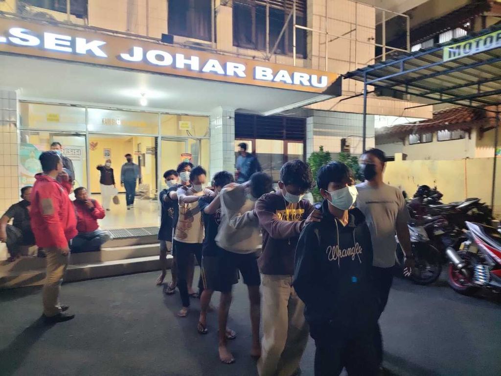 Sepuluh remaja pelaku tawuran digiring polisi di Polsek Johar Baru, Jakarta Pusat, Sabtu (26/2/2022) malam.