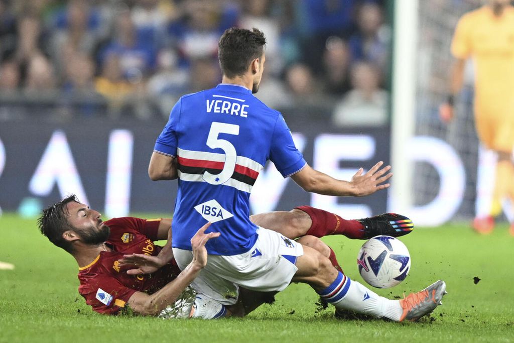 Gelandang AS Roma, Bryan Cristante (bawah), mengganjal gelandang Sampdoria, Valerio Verre, pada laga Liga Italia antara Sampdoria dan AS Roma di Stadion Luigi Ferraris, Genoa, Senin (18/10/2022). 