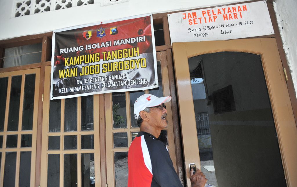 Ketua RW 009 Nursianto Tomo mengecek ruang isolasi mandiri di Kampung Tangguh Wani Jogo Suroboyo di RT 002 RW 009, Kecamatan Genteng, Surabaya, Jawa Timur, Selasa (1/9/2020).