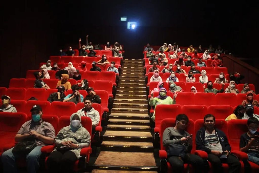 Penyandang disabilitas didampingi oleh sukarelawan menghadiri pemutaran film <i>Keluarga Cemara 2 </i>produksi Visinema Pictures di Studio One Belpark XXI, Jakarta, Minggu (26/6/2022).